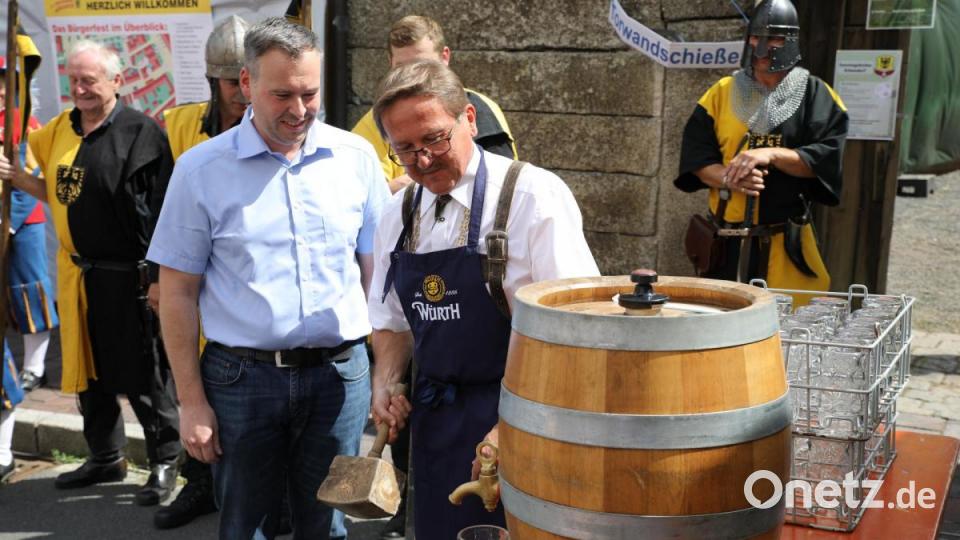 Mit nur einem Schlag zapft Bürgermeister Hans Donko (rechts) unter den Augen von Braumeister Ludwig Würth das erste Fass Bier an. Bild: njn