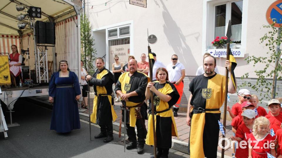 Pfalzgräfin Guilla (links) mit der Stadtwache. Bild: njn