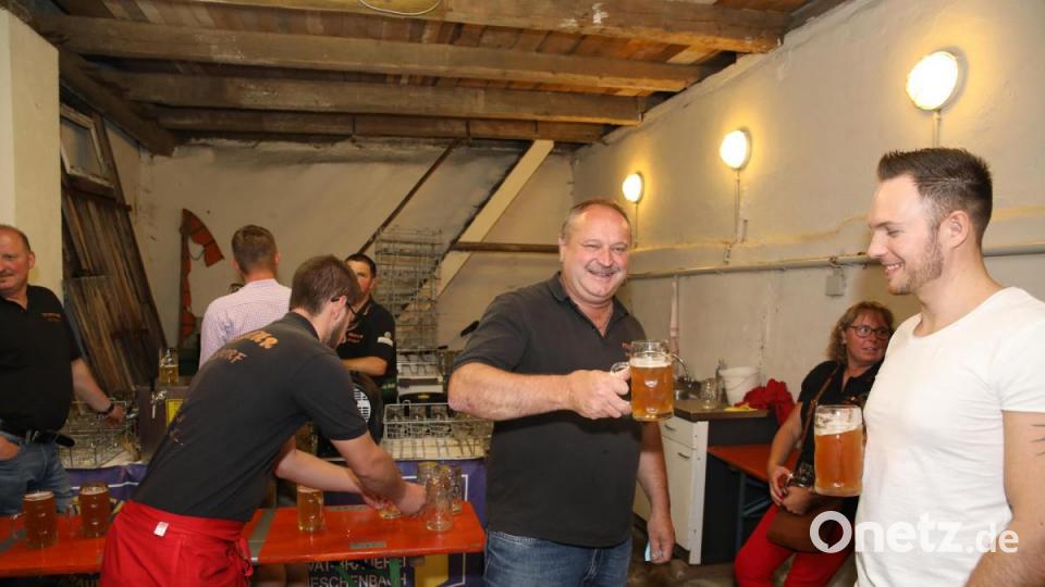 Die Zoiglstub´n ist in den bewährten Händen der Feuerwehr Wetzldorf. Mit auf dem Bild Feuerwehrvorsitzender Franz Wenning (Zweiter von links). Bild: njn