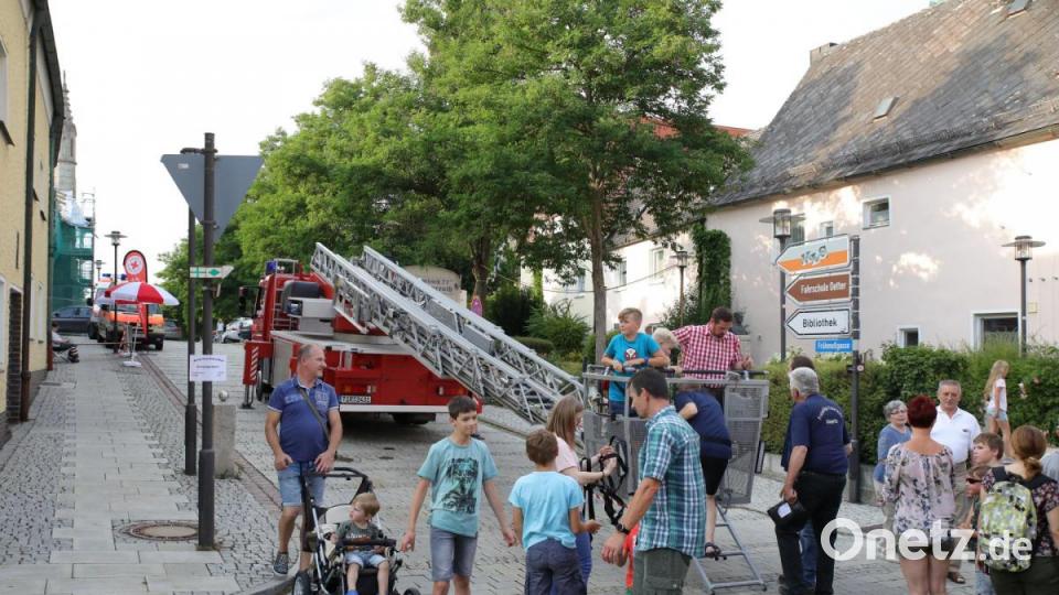 Drehleiterfahrten der Feuerwehr. Bild: njn