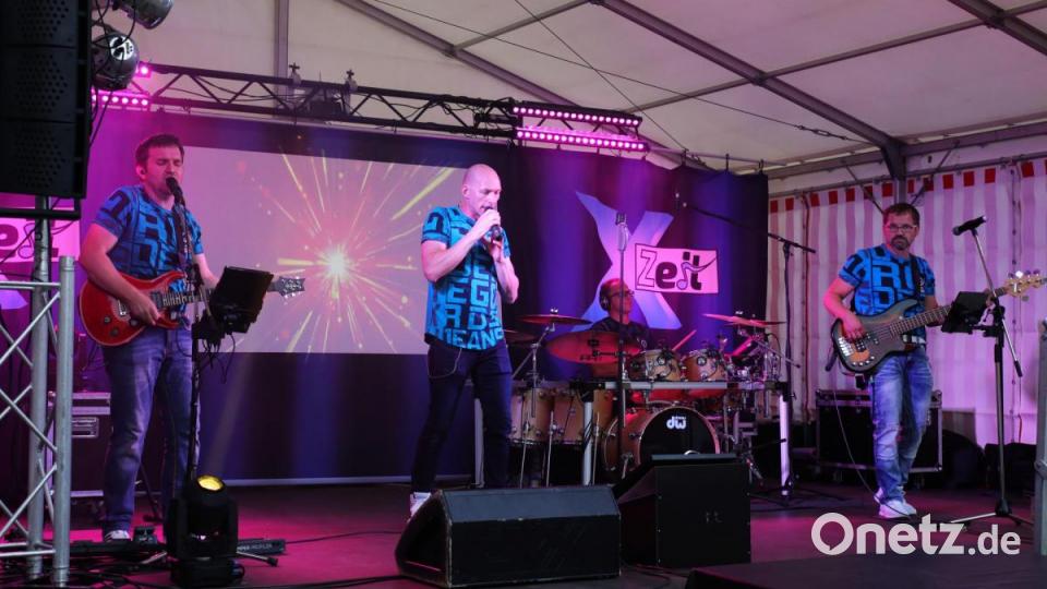 Die Band &quot;X-Zeit&quot; rockt auf der Hauptbühne bis tief in die Nacht. Bild: JOCHEN NEUMANN 
ERBENDORF