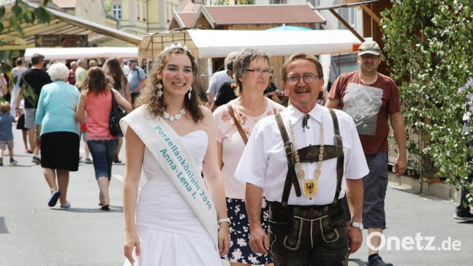 Porzellankönigin Anna-Lena mit Bürgermeister Hans Donko (von links). Bild: JOCHEN NEUMANN 
ERBENDORF