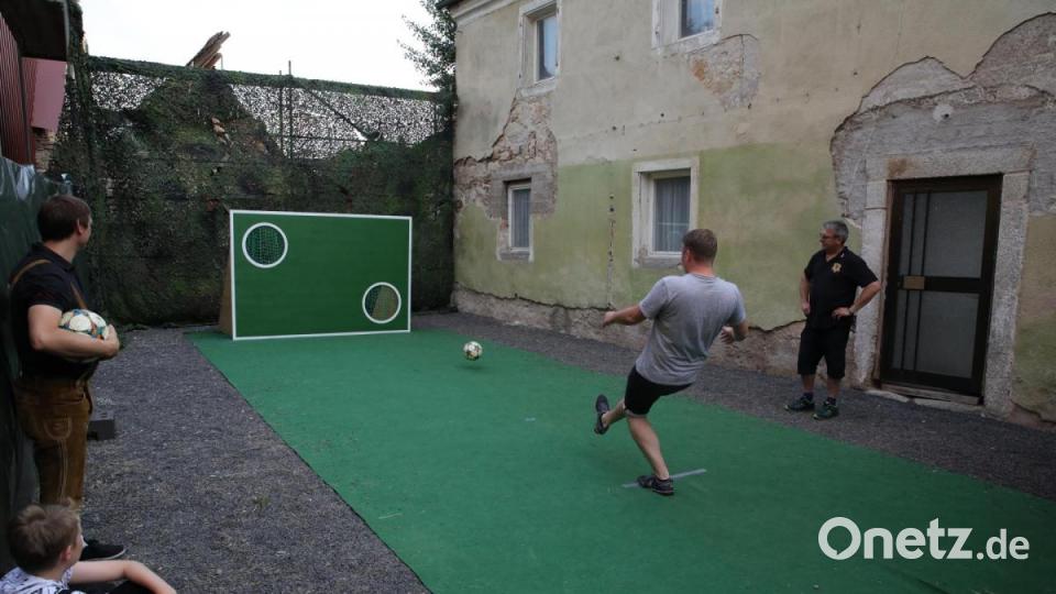 Torwandschießen im Hof des zukünftigen Bürgerhauses. Bild: njn