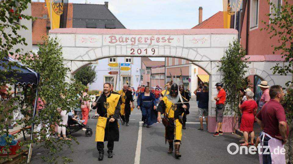 Die Erbendorfer Stadtwache mit der Pfalzgräfin Guilla beim Einzug. Bild: njn