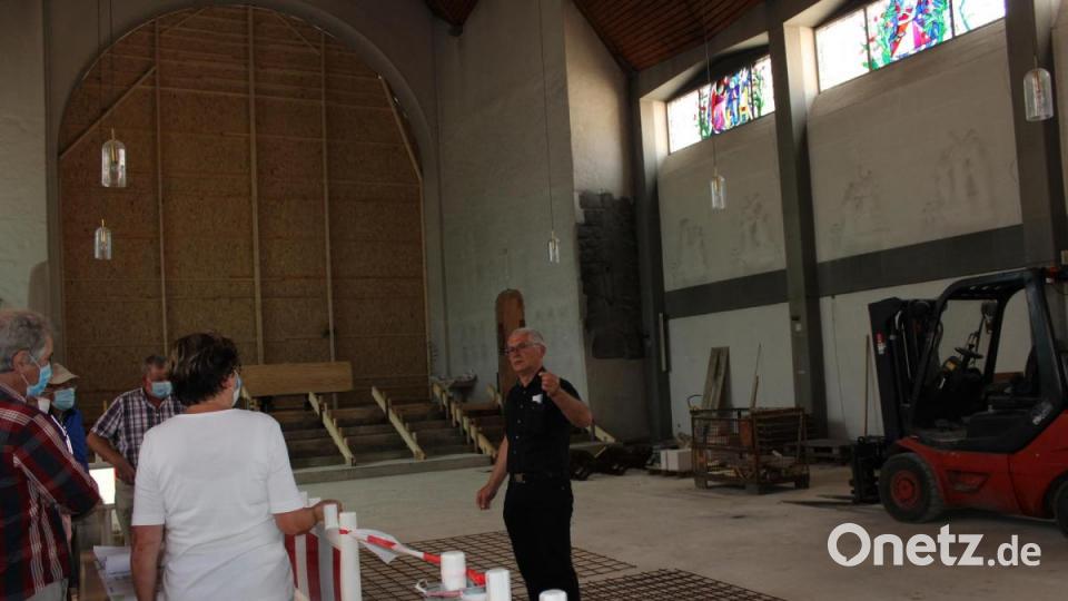 Eine Holzwand (im Hintergrund) trennt während der Sanierungsarbeiten die alte Kirche vom Baustellen-Areal in der neuen Kirche. Bild: pko