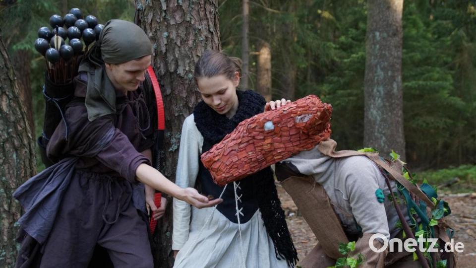 Krieger Merkur und Heilerin Enya treffen in Wäldern auf das Waldwesen Ramira. Bild: kaz