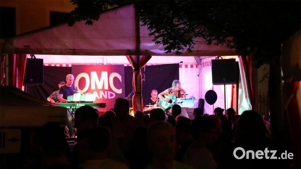 Das Beste aus den letzten Musik-Jahrzehnten präsentiert die OMC-Band am Kirchplatz. Bild: JOCHEN NEUMANN 
ERBENDORF