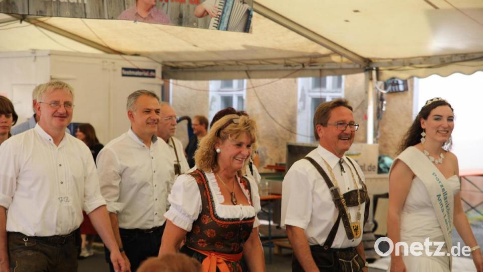 Der Einzug eröffnet das 21. Erbendorfer Bürgerfest. Auf dem Bild Bürgermeister Hans Donko (Zweiter von rechts) mit Porzellankönigin Anna-Lena (rechts) sowie (von links) Zweiter Bürgermeister Johannes Reger, der stellvertretender Landrat Roland Grillmeier und Dritte Bürgermeisterin Sonja Heindl. Bild: njn