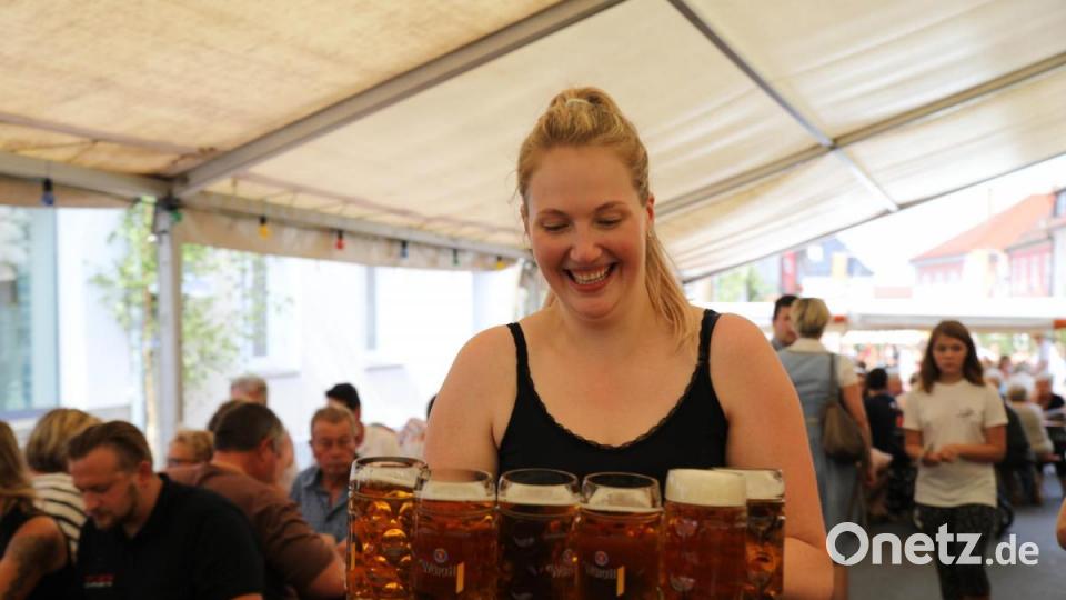 Bürgerfest-Organisatorin Carolin Böckl legt auch selbst mit Hand an. Bild: njn