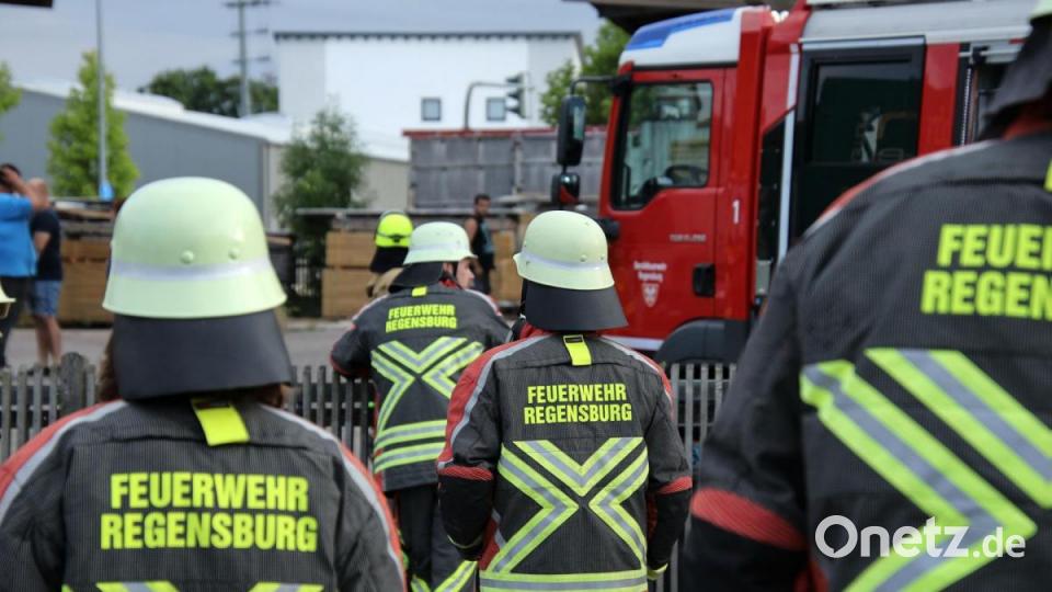 Am Samstagabend brannte es in einer Lagerhalle in Haselbach (Regensburg). Die Feuerwehr musste sich den Zugang zum Feuer im Keller erst freischaffen. Bild: Alexander Auer