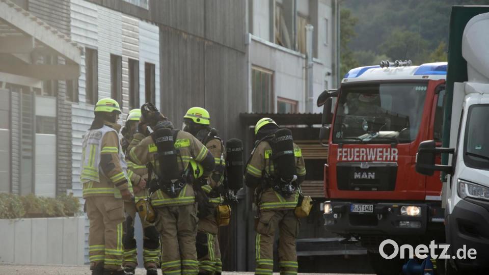 Am Samstagabend brannte es in einer Lagerhalle in Haselbach (Regensburg). Die Feuerwehr musste sich den Zugang zum Feuer im Keller erst freischaffen. Bild: Alexander Auer