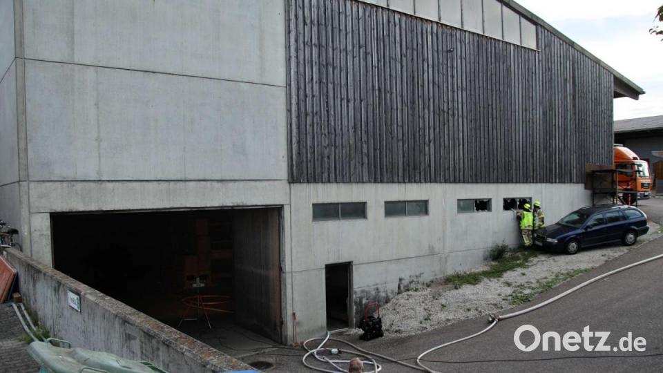 Am Samstagabend brannte es in einer Lagerhalle in Haselbach (Regensburg). Die Feuerwehr musste sich den Zugang zum Feuer im Keller erst freischaffen. Bild: Alexander Auer
