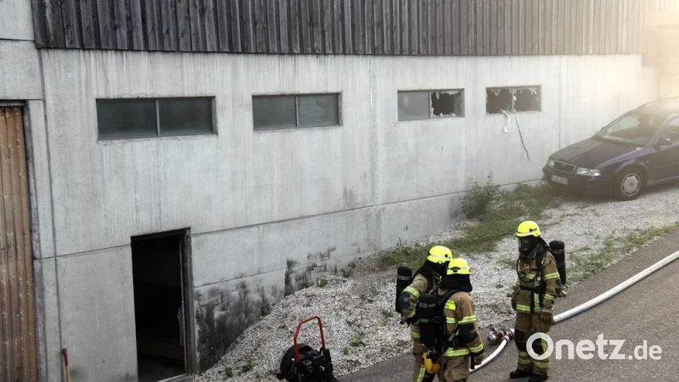 Am Samstagabend brannte es in einer Lagerhalle in Haselbach (Regensburg). Die Feuerwehr musste sich den Zugang zum Feuer im Keller erst freischaffen. Bild: Alexander Auer