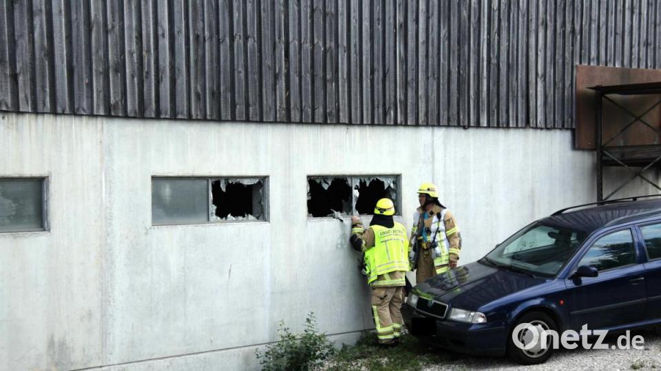 .Am Samstagabend brannte es in einer Lagerhalle in Haselbach (Regensburg). Die Feuerwehr musste sich den Zugang zum Feuer im Keller erst freischaffen. Bild: Alexander Auer