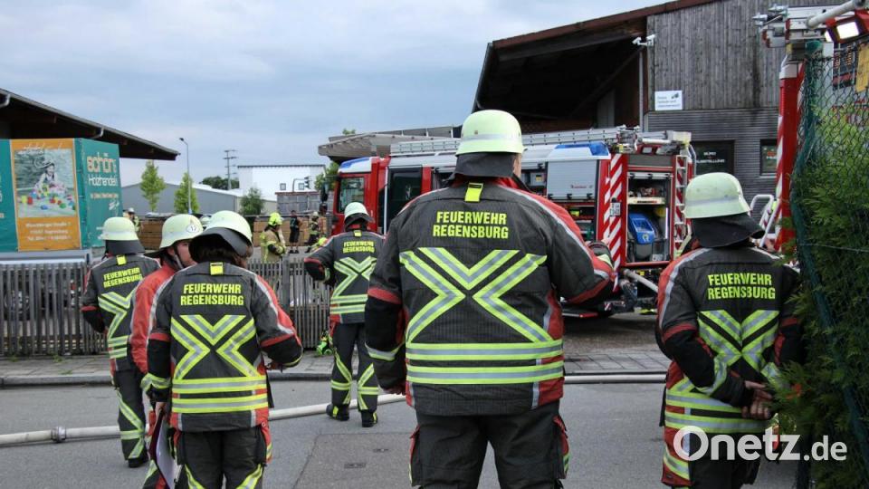 Am Samstagabend brannte es in einer Lagerhalle in Haselbach (Regensburg). Die Feuerwehr musste sich den Zugang zum Feuer im Keller erst freischaffen. Bild: Alexander Auer