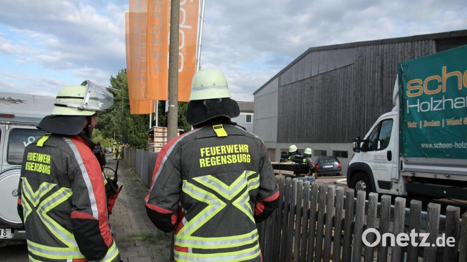 Am Samstagabend brannte es in einer Lagerhalle in Haselbach (Regensburg). Die Feuerwehr musste sich den Zugang zum Feuer im Keller erst freischaffen. Bild: Alexander Auer