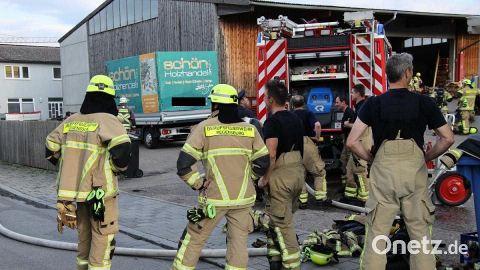 .Am Samstagabend brannte es in einer Lagerhalle in Haselbach (Regensburg). Die Feuerwehr musste sich den Zugang zum Feuer im Keller erst freischaffen. Bild: Alexander Auer