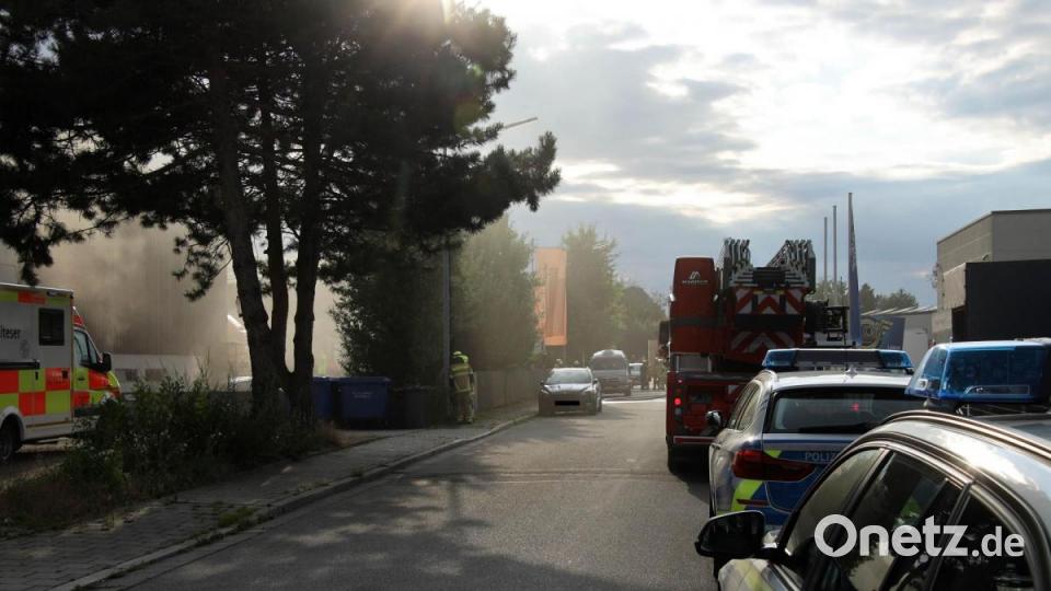 .Am Samstagabend brannte es in einer Lagerhalle in Haselbach (Regensburg). Die Feuerwehr musste sich den Zugang zum Feuer im Keller erst freischaffen. Bild: Alexander Auer