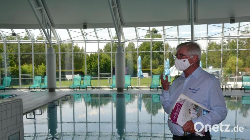Werkleiter Gerhard Geiger in der Badehalle des Kurmittelhauses. Die Becken sind inzwischen wieder gefüllt. Am Montag, 27. Juli, probiert Sibyllenbad bei Bad Neualbenreuth den Neustart nach der durch Corona bedingten Schließung. Bild: pz