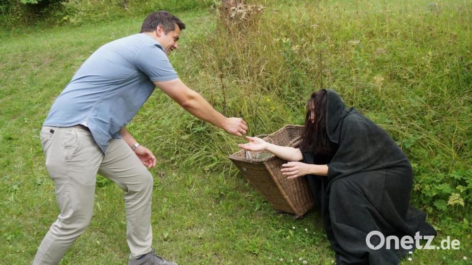 Bürgermeister Rudolf Teplitzky erbarmte sich der armen Bettlerin (Petra Sommer-Stark), die plötzlich am Wegesrand auftauchte, und gab ihr ein Almosen. Bild: weu