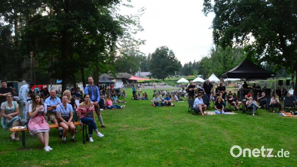Die Fans warten auf den Auftritt der &quot;Rotzlöffel&quot;. Bild: Kunz