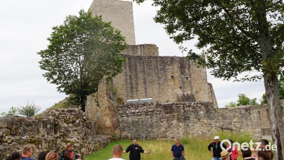 Florian Wein (Mitte) nahm die interessierten Gäste mit auf eine geschichtliche Wanderung und wusste von vielen Gegebenheiten, Sagen und Mythen zu erzählen. Bild: weu