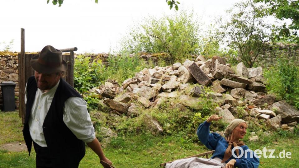 In der Schlussszene mit einem Bauernpärchen (Bernhard Neumann und Christina Götz) ging es im lockeren Geplänkel um die Verwendung der Steine der Burg zum Bau von Wohnhäusern. Bild: weu