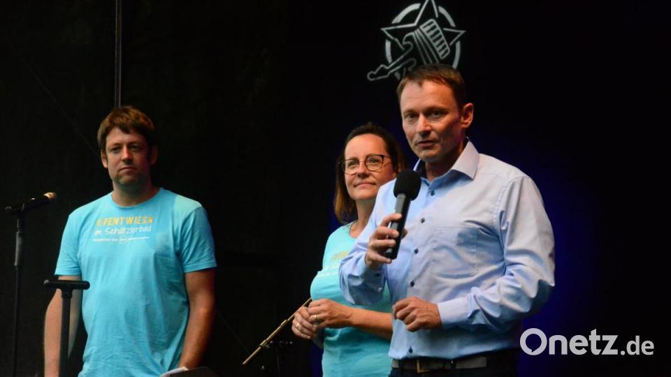 Schwimmvereinsvorsitzende Ilona Forster, Oberbürgermeister Jens Meyer und Veranstalter Andreas Dippl begrüßen die Besucher im Schätzlerbad. Bild: Kunz