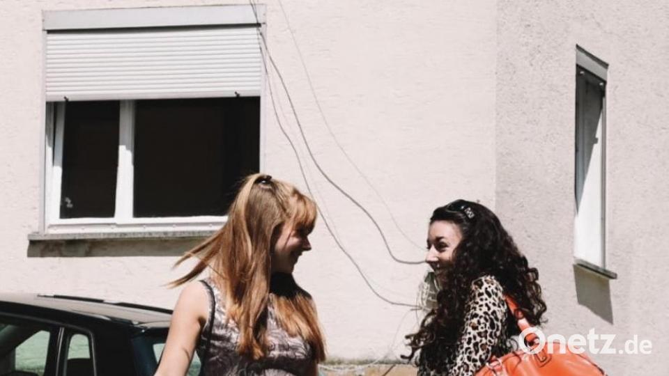 Ganz wie die Profis trugen die Models von der Berufsfachschule für Musik die Second-Hand-Kleidung über den grünen Teppich. Bild: hka