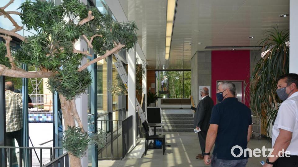 Beim Rundgang durchs Kurmittelhaus. Bild: pz