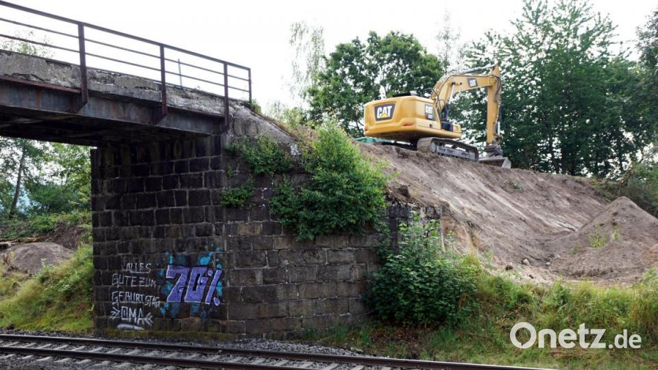 Schwere Baumaschinen tragen bereits die Auffahrten zur Brücke ab. Bild: bkr