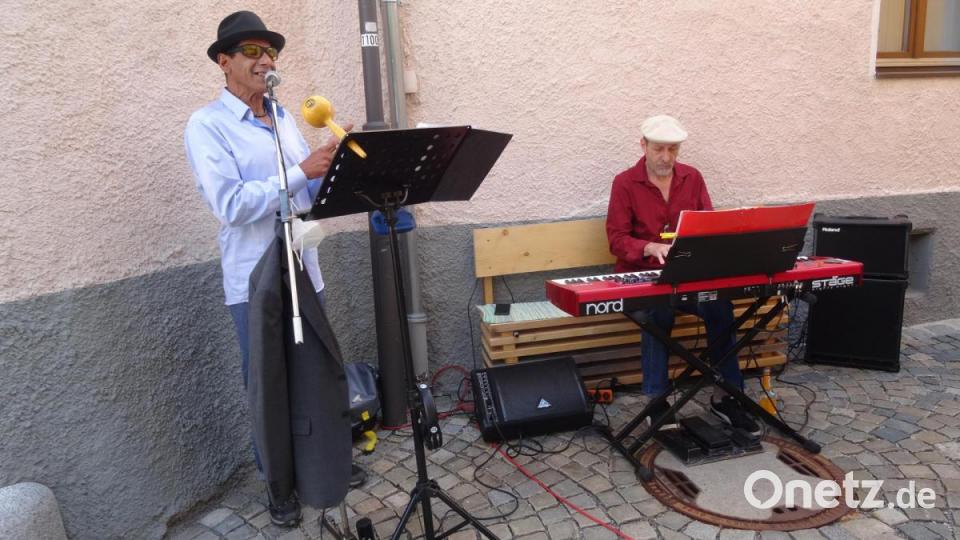 Curtis Fink (links) und Leif Wiesmeth umrahmten mit Jazz-, Funk- und Gospelmelodien den bunten Tag in der Neutorgasse.. Bild: hka