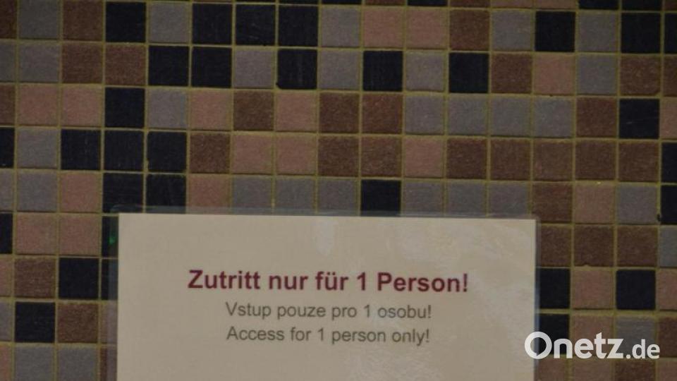 Viele Schilder weisen auf die Einhaltung der Hygienebestimmungen hin. Bild: pz