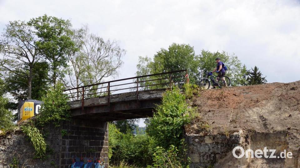 Fahrradfahrer werden die Brücke vermissen. Viele nutzten am Wochenende nochmals die Möglichkeit von der Brücke auf die Bahnanlage zu blicken. Bild: bkr