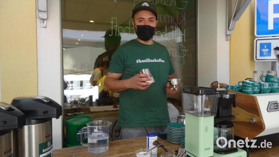 Erdal Oeser von der Basilius-Kaffeerösterei lud zum Testen der verschiedenen Kaffeesorten ein. Bild: hka
