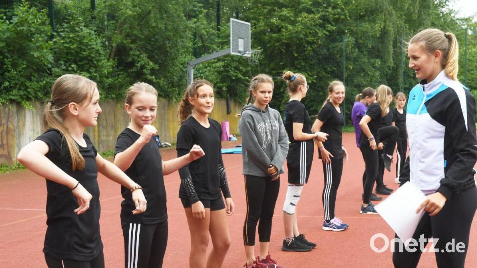 Die "Gymnastic Diamonds" beim Training auf dem Sportplatz des Kepler-Gymnasiums. Bild: Gabi Schönberger