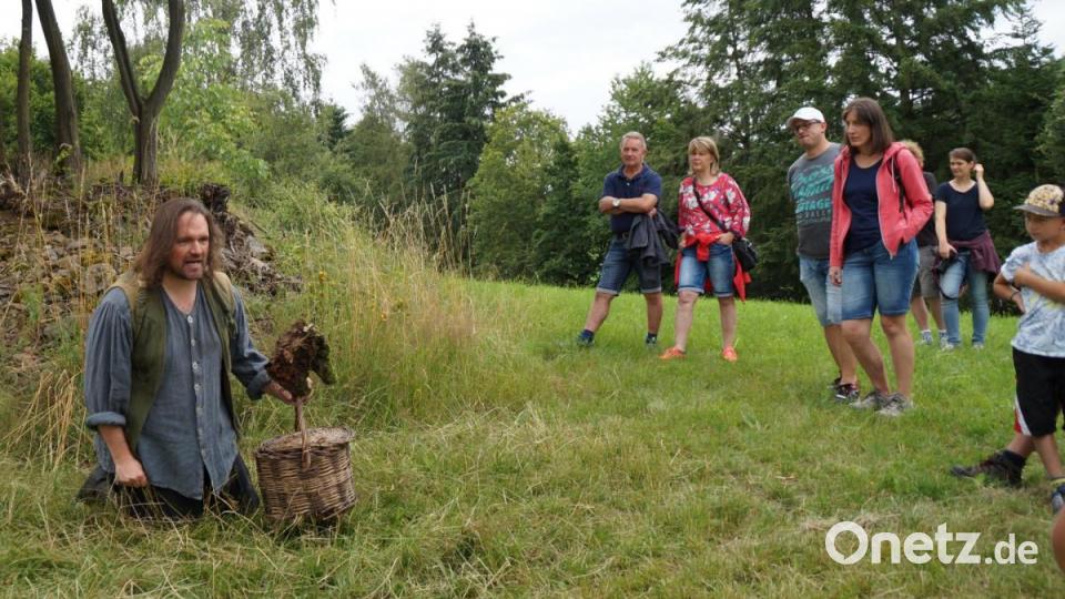 Das Projekt &quot;Zeitreise&quot; des Theaterensembles Ovigo feierte am Samstag in Obermurach Premiere. In einer dramatischen Szene wurde die Geschichte eines Mannes (Bernhard Neumann) erzählt, der unschuldig am Schwanz eines Pferdes um die Burg geschleift wurde. Bild: weu