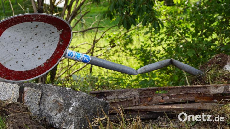 Das Verkehrsschild „Durchfahrt verboten“ bedarf es nicht mehr. Für die Wanderwege und den Entspannungsweg der Hundeschule sind andere Routen zu finden. Bild: bkr