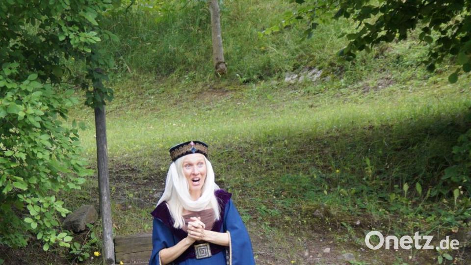 „Elenore zu Frauenstein“ erzählte echauffiert vom „Wilden Hans“, der sie entführt hatte. Bild: weu