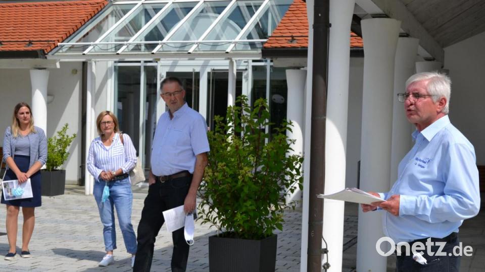 Sibyllenbadchef Gerhard Geiger (rechts) erläuterte den Besuchern, wie der Neustart von Badelandschaft und Wellnessbereich im Kurmittelhaus Sibyllenbad aussehen wird. Bild: pz
