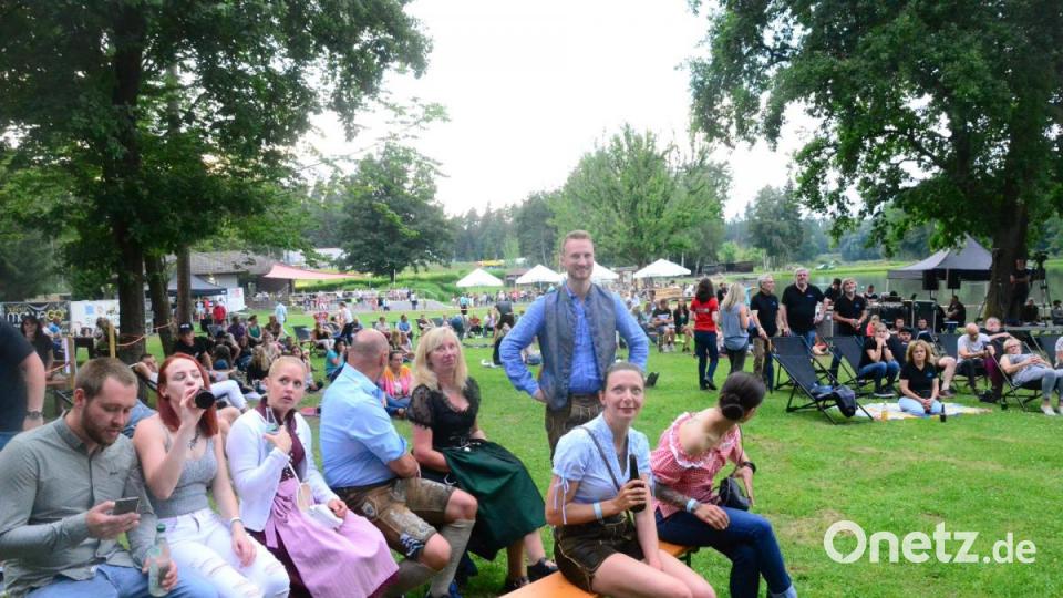 Die Fans warten auf den Auftritt der &quot;Rotzlöffel&quot;. Bild: Kunz