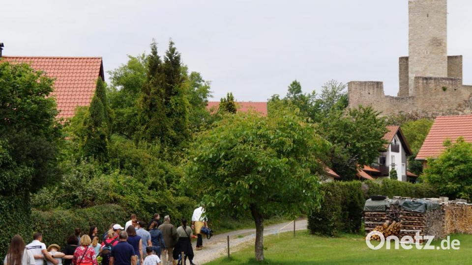 Plötzlich aus dem Wald kommend, tauchte die Burg vor den Wanderern auf. Bild: weu