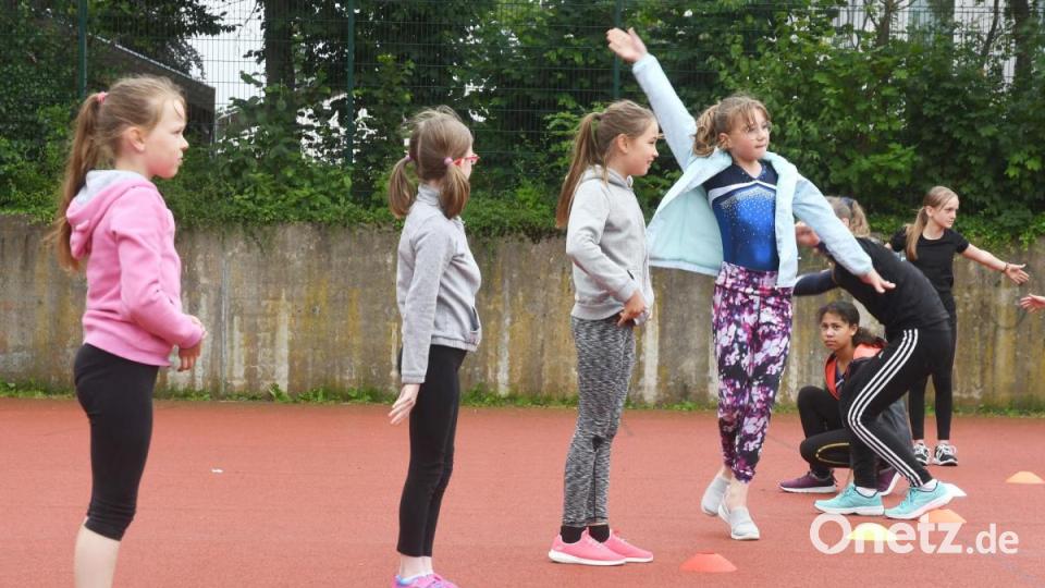Die "Gymnastic Diamonds" beim Training auf dem Sportplatz des Kepler-Gymnasiums. Bild: Gabi Schönberger