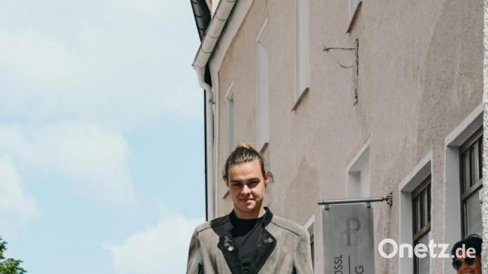 Beifall für den jungen Dressman in schicker Second-Hand-Mode. Bild: hka