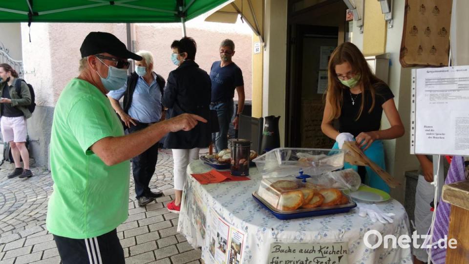 Mit dem Erlös der Kücheln, die Elfriede Kopp bäckt, unterstützt sie soziale Projekte in Peru. Ihre Helferinnen boten das Gebäck mit und ohne Zucker an. Bild: hka