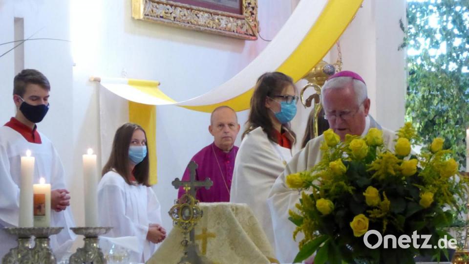 Der Bischof hält das Pontifikalhochamt; in der Mitte Weihbischof Pappenberger. Bild: fsb