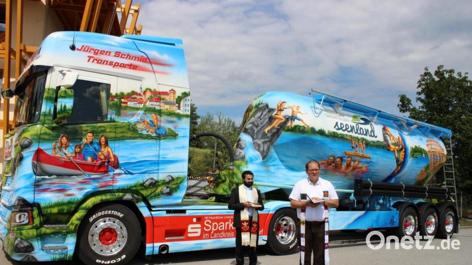 Pfarrvikar Binu Kureekattil und Pfarrer Gerhard Beck (rechts) segneten den Seenland-Truck. Bild: pko