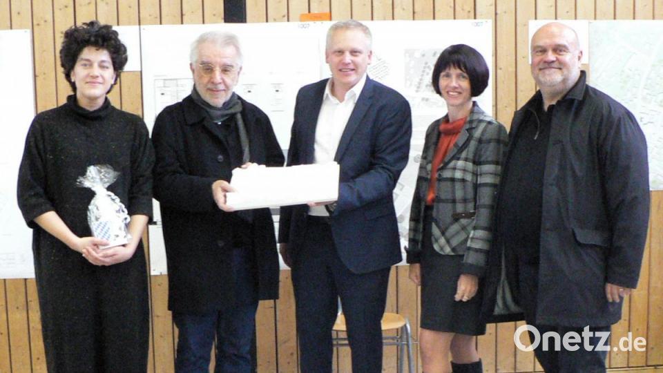 &quot;Der Kristall&quot; von Reinhard Bauer Architekten BDA aus München hat das Rennen gemacht. Von links: Architektin Inga Mannewitz, Reinhard Bauer, Bürgermeister Jürgen Kürzinger, Schulleiterin Andrea Wolfram und Peter Brückner (Vorsitzender des Preisgremiums) freuen sich, der Bevölkerung das Modell zu präsentieren Bild: lep