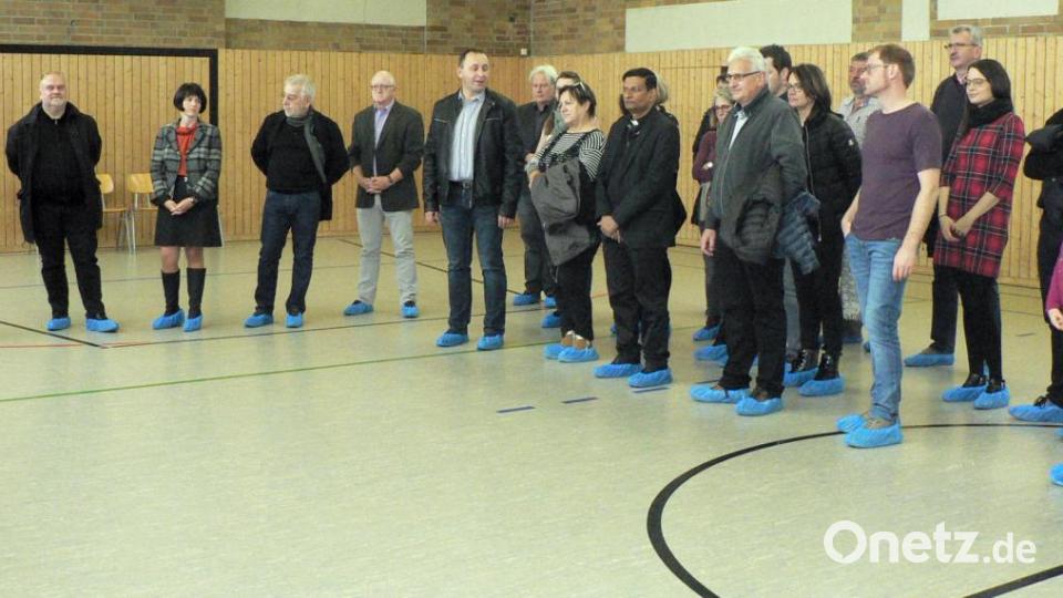 Bei der Eröffnung der Wettbewerbsausstellung wurde dem Gewinner (zweiter von links) zum Sieg gratuliert. Bild: lep