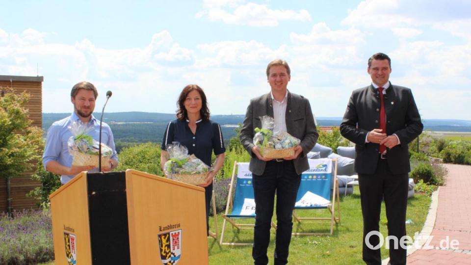 Die neuen Seenland-Bürgermeister (von links) Peter Neumeier, Heike Faltermeier und Benjamin Boml wurden von Landrat Thomas Ebeling mit einem Geschenk begrüßt. Bild: pko